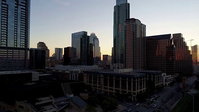 史诗多彩的阳光然后升起在奥斯汀天际线城市景观鸟瞰图在奥斯汀在日出的城市剪影从首都城市的标志性观点视频素材