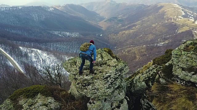 登山者从山顶欣赏风景视频素材