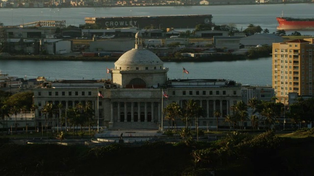 WS AERIAL POV波多黎各国会大厦，旗帜挥舞在前景/老圣胡安，波多黎各，圣胡安，美国视频素材