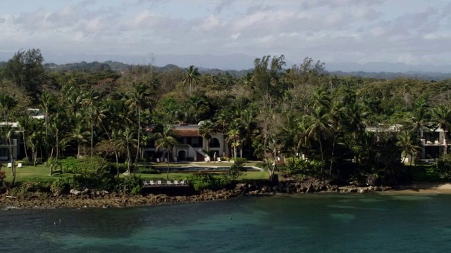 WS AERIAL POV洛克菲勒海滨豪宅住宅和大海在前景/多拉多，波多黎各，美国视频素材