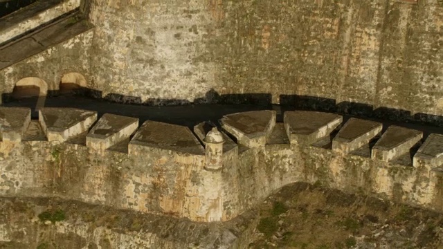 美国，波多黎各，圣胡安，在摩罗城堡和灯塔附近飘扬的WS AERIAL POV旗帜，背景是大海/老圣胡安视频素材