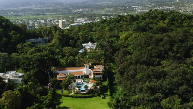 美国波多黎各，胡安桑切斯，百加得家庭住宅和后院游泳池被山包围的景观视频素材