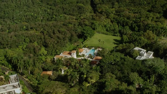 美国波多黎各，胡安桑切斯，百加得家庭住宅和后院游泳池周围的山的WS AERIAL POV视图视频素材