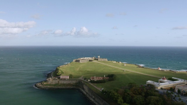 美国，波多黎各，圣胡安，圣胡安海湾附近的El Morro城堡的WS AERIAL POV外观视频素材