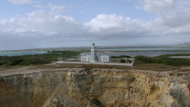 美国，波多黎各，卡波罗霍灯塔的WS AERIAL POV外观视频素材