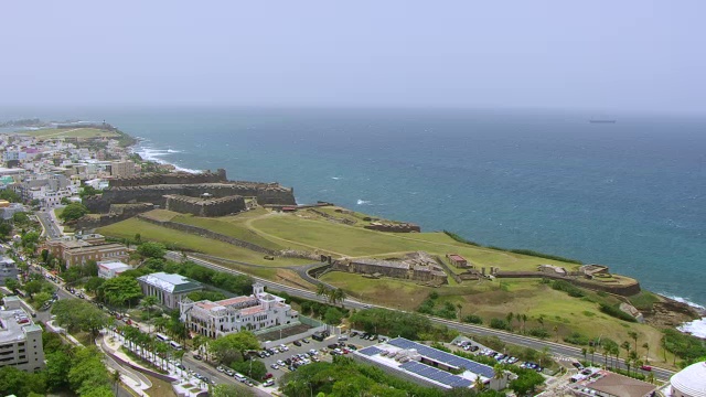 Castillo San Cristobal城堡和海景/老圣胡安，波多黎各，美国的WS AERIAL POV视图视频素材