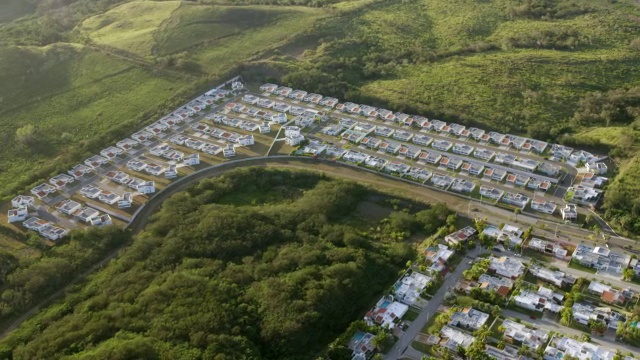 山脉和房屋的WS AERIAL POV视图/庞塞，波多黎各，美国视频素材