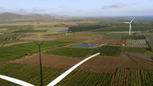 WS AERIAL POV视野与风车在背景/圣伊莎贝尔，波多黎各，美国视频素材