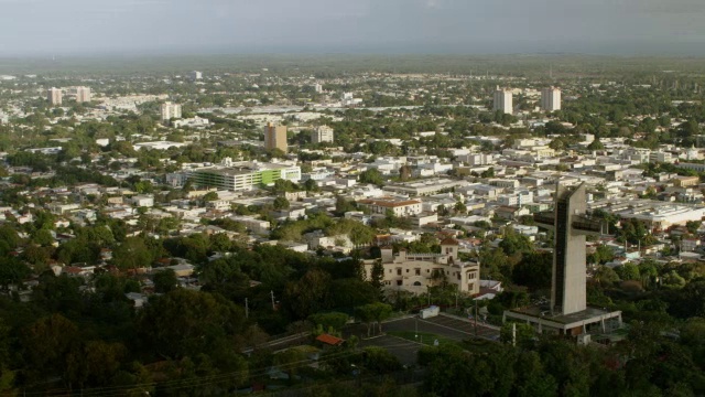 Castillo Serralles和Cruceta del的WS AERIAL POV视图VigÃ-a与城市景观/庞塞，波多黎各，美国视频素材