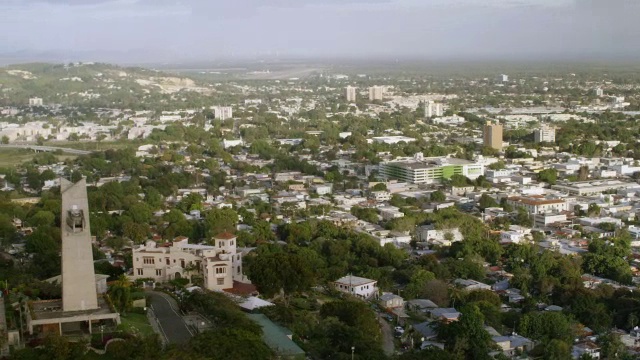 Castillo Serralles和Cruceta del的WS AERIAL POV视图VigÃ-a与城市景观/庞塞，波多黎各，美国视频素材