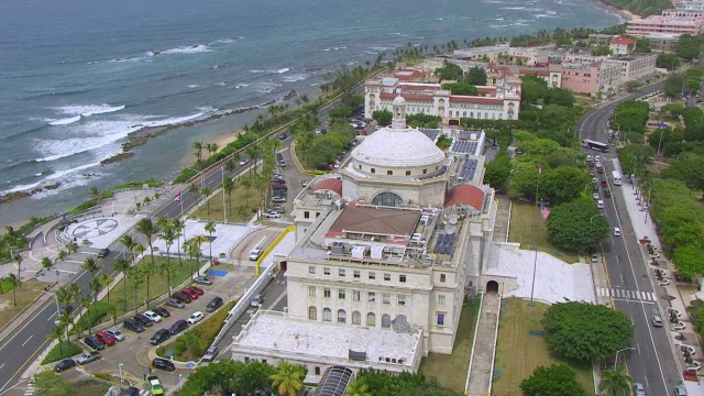 美国，波多黎各，老圣胡安，El Capitolio建筑的WS AERIAL POV视图视频素材