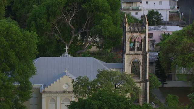 美国美属维尔京群岛腓特deriksted / St Croix的圣保罗圣公会教堂和城镇的WS AERIAL POV视图视频素材