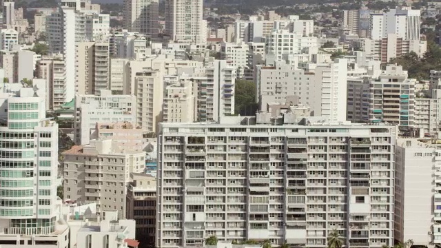 WS AERIAL POV景观与度假村和酒店/老圣胡安，圣胡安，波多黎各，美国视频素材