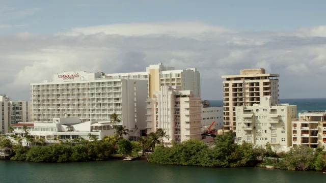 WS AERIAL POV海滩前酒店，地平线在背景/老圣胡安，圣胡安，波多黎各，美国视频素材