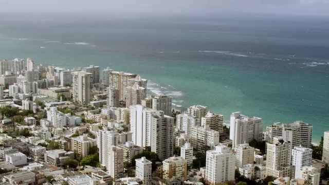 WS AERIAL POV城市景观与海的背景/圣胡安，波多黎各，美国视频素材