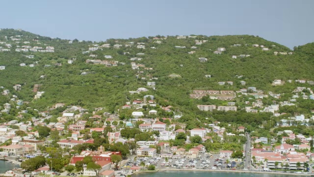 WS AERIAL POV景观与海湾前景/夏洛特阿马利亚，圣托马斯，美属维尔京群岛，美国视频素材