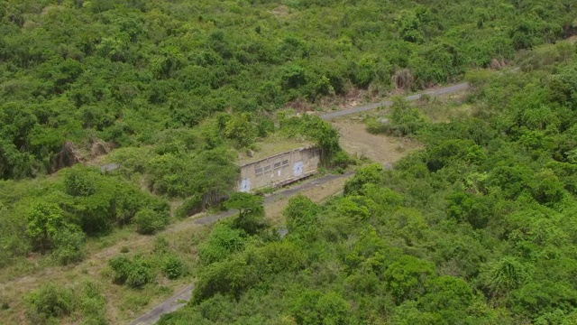 WS ZI AERIAL POV在绿色景观中的地堡/别克斯岛，波多黎各，美国视频素材