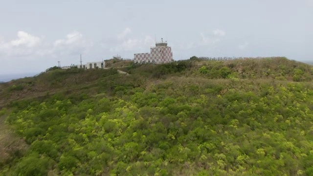 美国波多黎各别克斯岛军事建筑和蓝色海湾的WS空中观察图视频素材