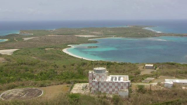 美国波多黎各别克斯岛军事建筑和蓝色海湾的WS空中观察图视频素材