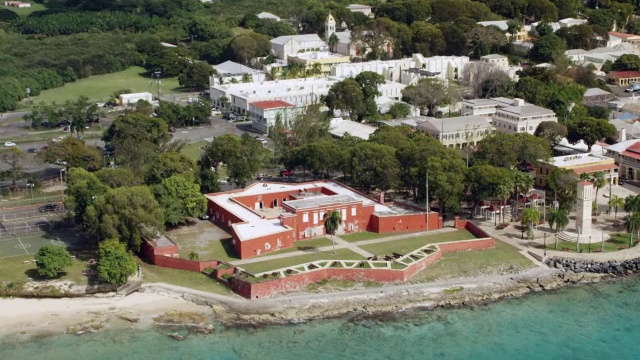 WS AERIAL POV Fort Frederik front of sea / Frederiksted, St Croix，美属维尔京群岛，美国视频素材