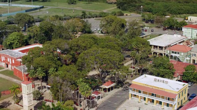 WS AERIAL POV Fort Frederik front of sea / Frederiksted, St Croix，美属维尔京群岛，美国视频素材