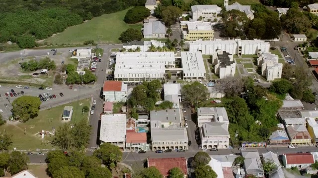 WS AERIAL POV Fort Frederik front of sea / Frederiksted, St Croix，美属维尔京群岛，美国视频素材