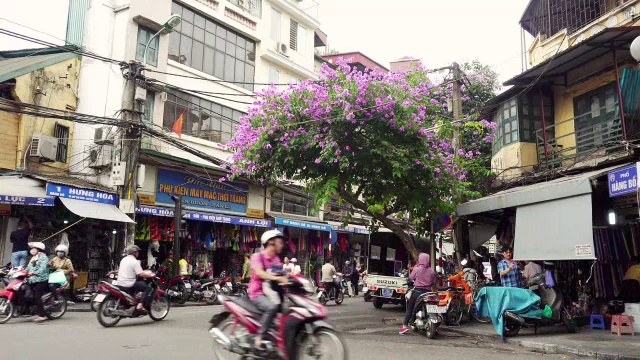 越南河内，人们在路上骑摩托车视频素材