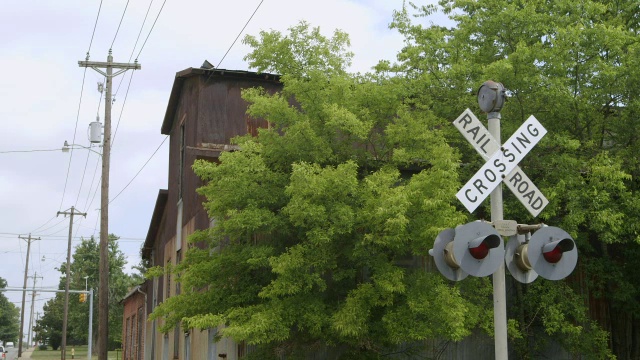 美国田纳西州，一辆卡车行驶在公路上，铁路十字路口标志/贝尔巴克尔视频素材