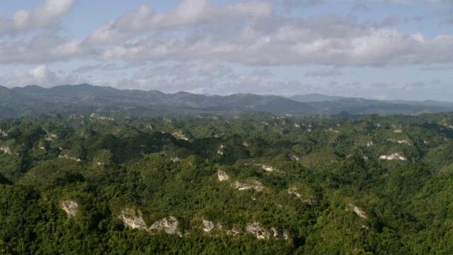 WS AERIAL POV视图mogotes山/ Ciales，波多黎各，美国视频素材