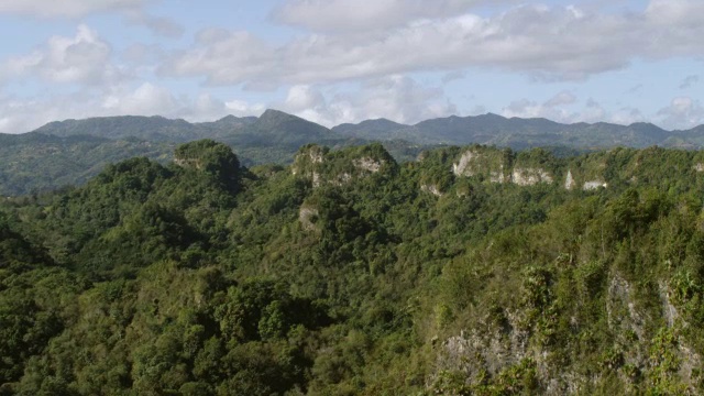 WS AERIAL POV视图mogotes山/ Ciales，波多黎各，美国视频素材