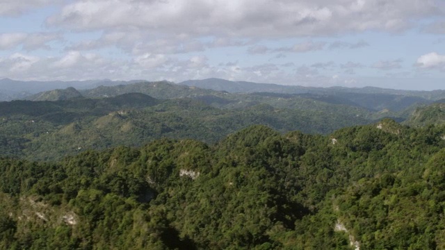 美国波多黎各阿雷西博地区绿色mogote山峰的瞰图视频素材