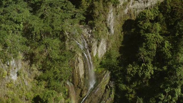 美国，波多黎各，圣克里斯托巴尔峡谷瀑布的WS AERIAL POV视图视频素材