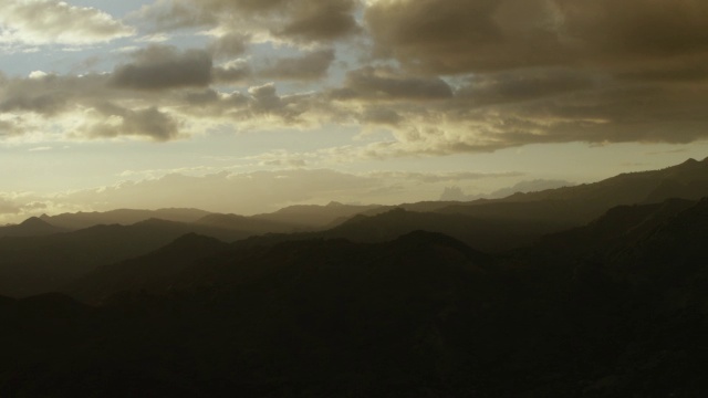 WS AERIAL POV山脉对戏剧性的天空在雾天气/胡安娜迪亚兹，波多黎各，美国视频素材