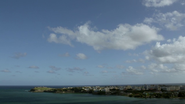 Bahia de San Juan被海包围的城市景观/老圣胡安，圣胡安，波多黎各，美国视频素材