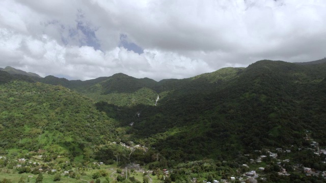 WS AERIAL POV的绿色山脉与城镇，里约热内卢Icacos通过山/纳瓜波，波多黎各，美国视频素材