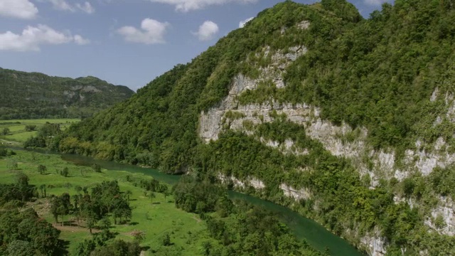 美国，波多黎各，阿雷西博，风景阿雷西博，WS AERIAL POV视图视频素材