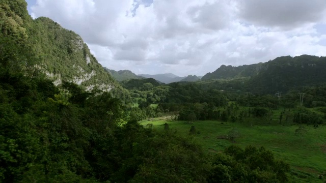 美国，波多黎各，阿雷西博，风景阿雷西博，WS AERIAL POV视图视频素材