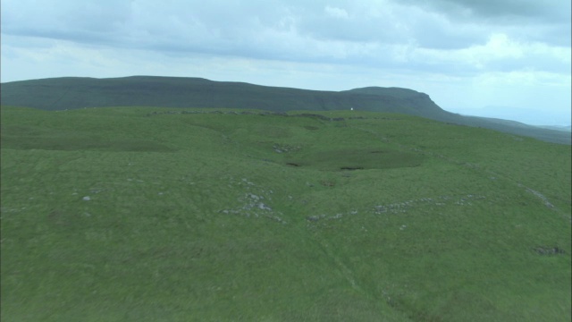 空中俯瞰英国约克郡山谷的石灰岩峭壁视频素材