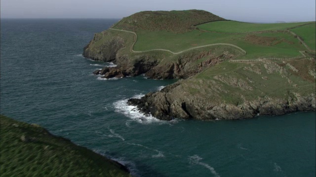 空中飞过海洋，悬崖和海角，康沃尔，英国视频素材