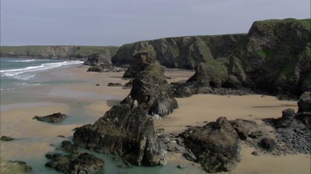 英国康沃尔郡，在岩石、海滩和海上的空中飞行视频素材