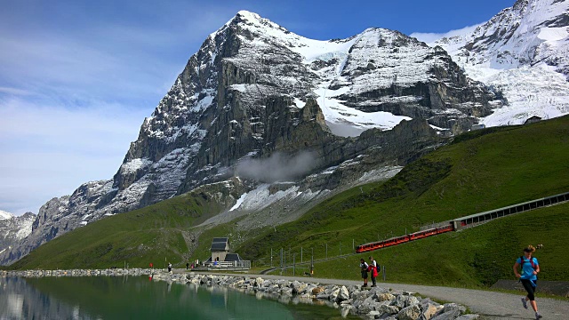 少女峰铁路在falboden, Kleine Scheidegg和Eiger，格林德沃，伯尔尼州，瑞士伯尔尼州视频素材