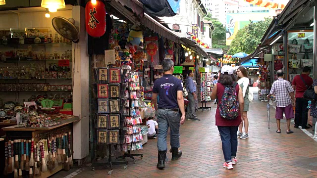 新加坡唐人街一条繁忙的街道上的游客和当地人视频素材