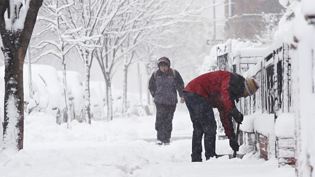 在纽约市的暴风雪中拍摄了一组不认识的人视频素材