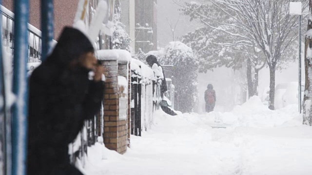 在纽约市的暴风雪中拍摄了一组不认识的人视频素材