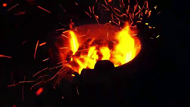 近距离拍摄的原木火花燃烧视频素材