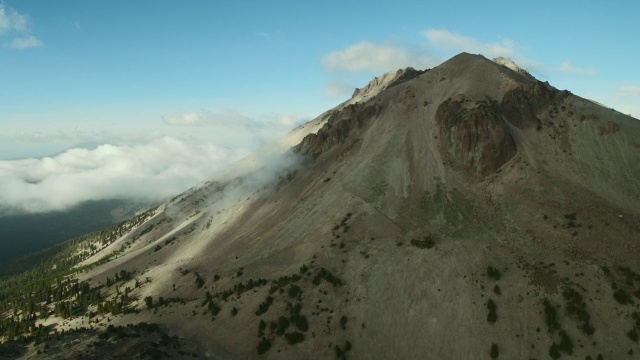 云层到达了拉森火山的侧面，这是喀斯喀特山脉的一座休眠火山。视频素材