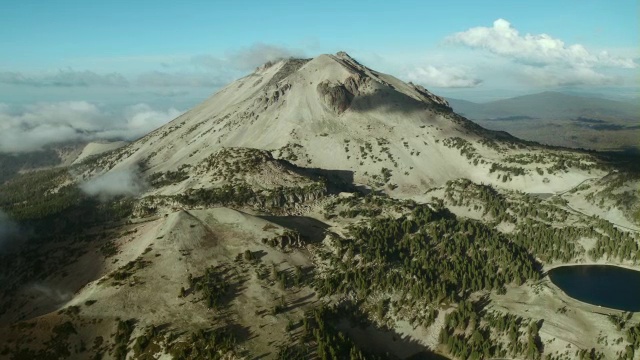 拉森火山是一座塞状圆顶火山，也是拉森火山国家公园的主要特征。视频素材