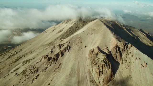 在拉森火山国家公园的拉森火山云顶上空盘旋。视频素材