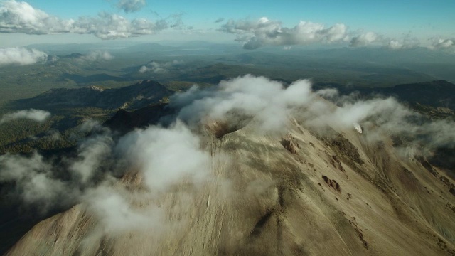 云层在拉森山顶上盘旋。视频素材