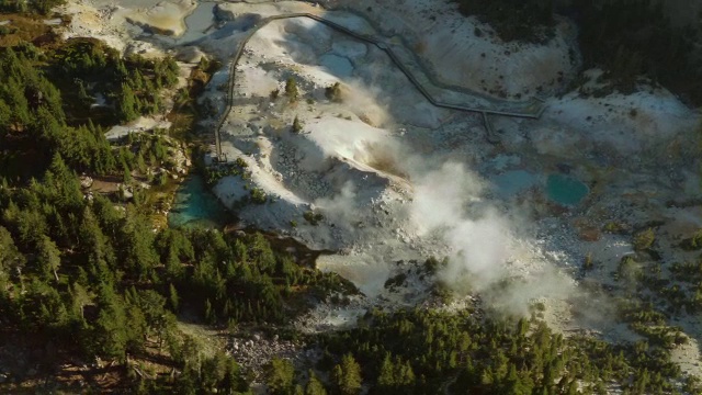 在拉森国家森林的地热区域，火山火山特征的邦巴斯地狱升起蒸汽。视频素材